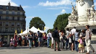 Les Parisiens ont fait la queue pendant deux heures pour acheter les fruits et légumes de la Drôme. © I. Logvenoff/GFA Les Parisiens ont fait la queue pendant deux heures pour acheter les fruits et légumes de la Drôme. © I. Logvenoff/GFA